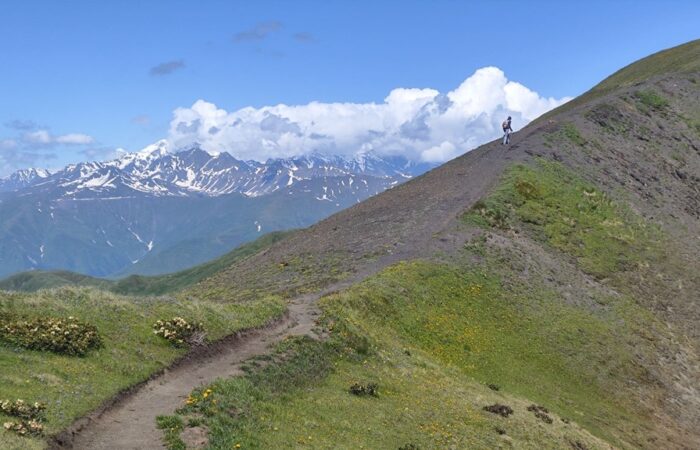 Ein Wanderer auf dem Gudani Pass