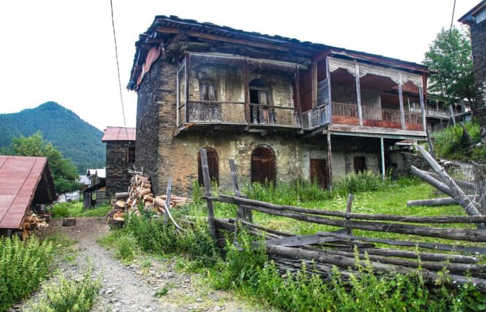 Ein altes Haus im Dorf Schenako in Tuschetien
