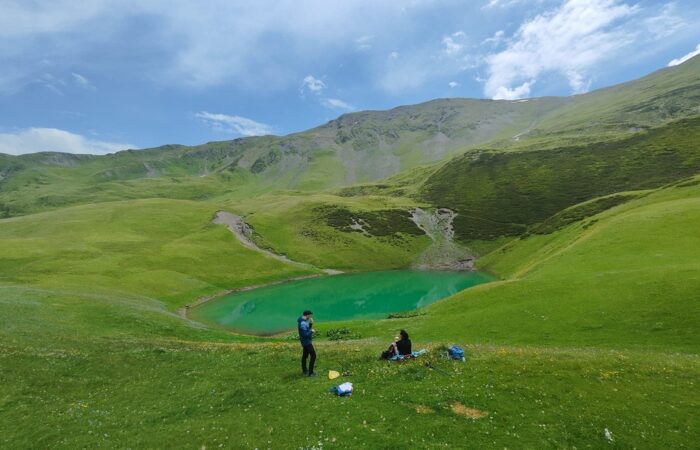Wanderer am Oreti See beim Trekking in Georgien