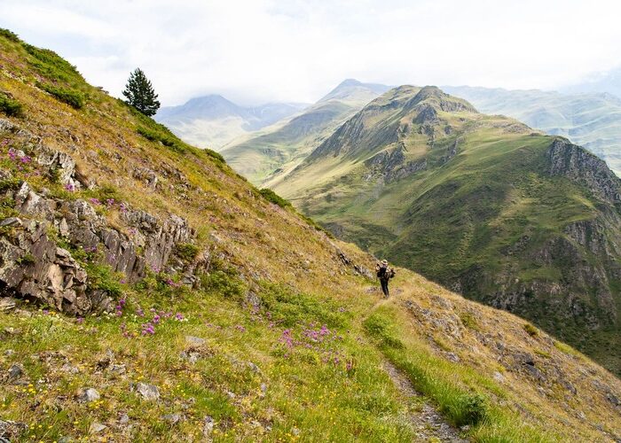 A hiker on the way to the Makratela Pass