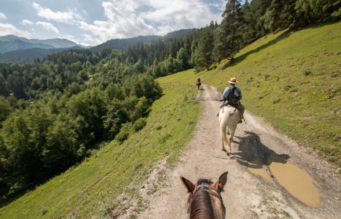 Touristen auf dem Weg zum Oreti See in Omalo
