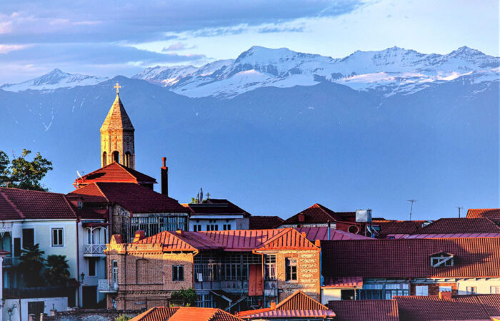 Sighnaghi mit dem Hintergrund von Kaukasus