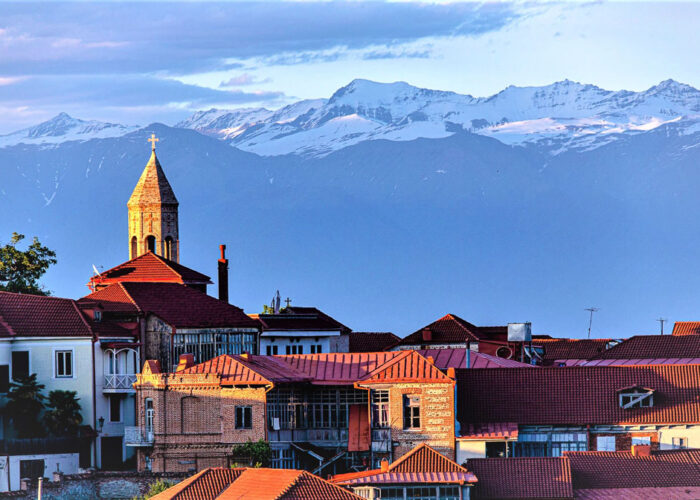 Sighnaghi mit dem Hintergrund von Kaukasus