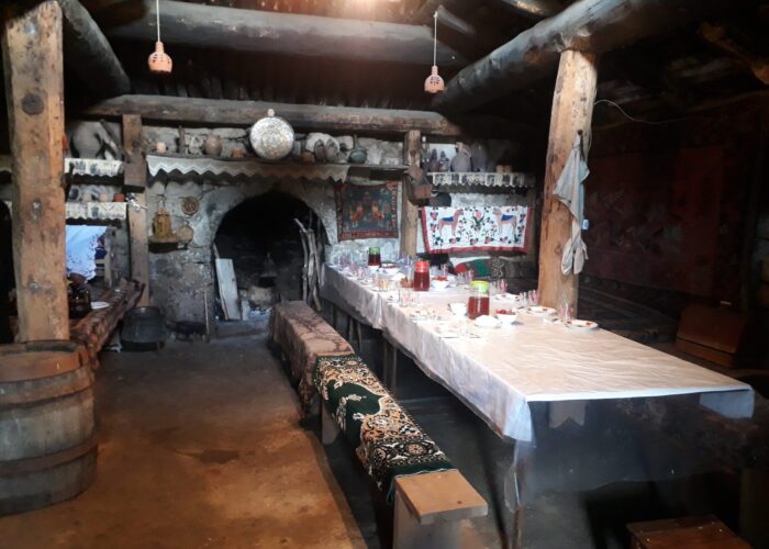 old hpuse - tour to wardzia