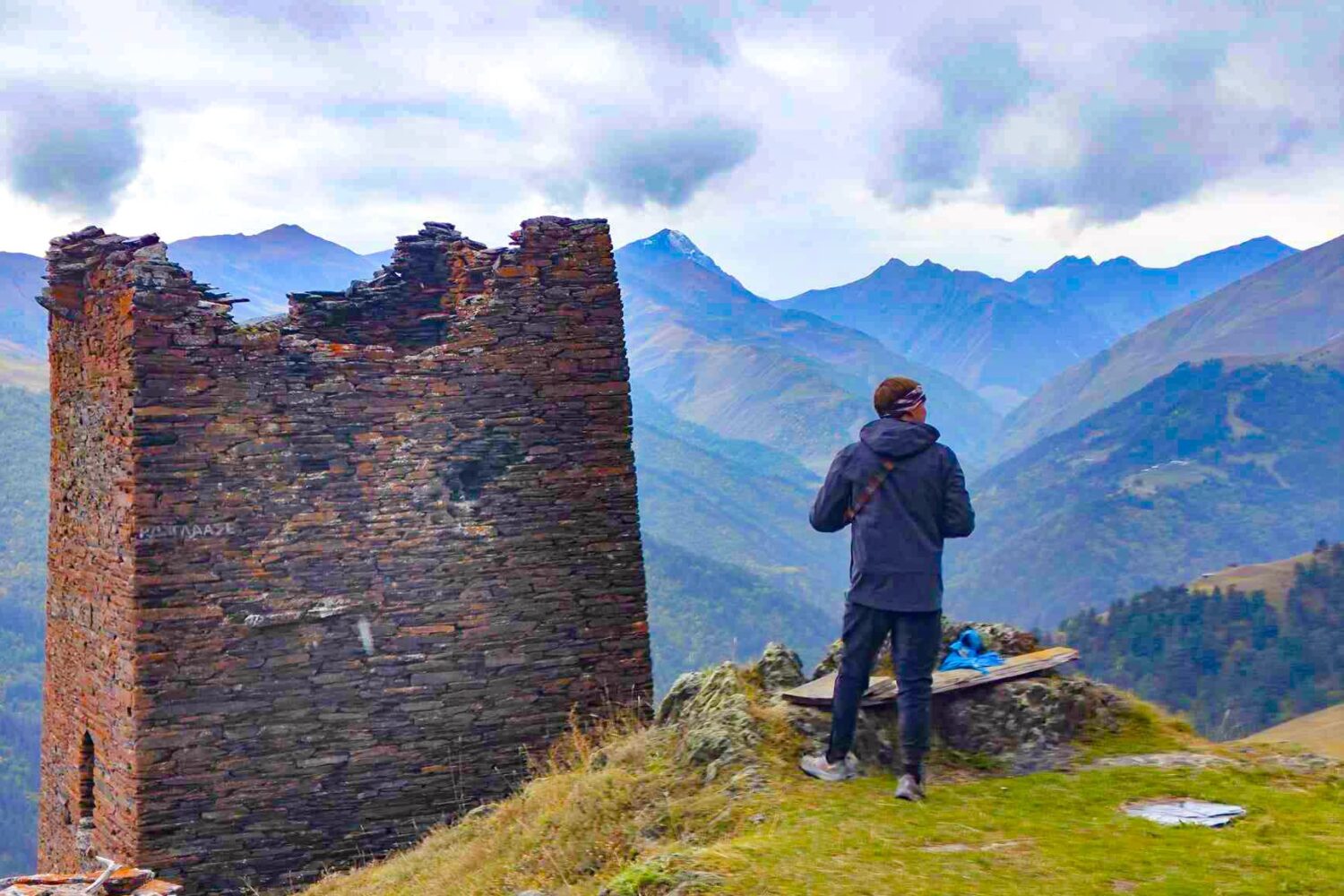 Ein Tourist im Dorf Botsorna auf einer Radreise in Tuschetien