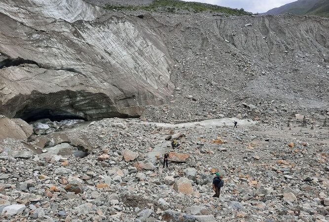 Tourists at Amshkhara Glacier
