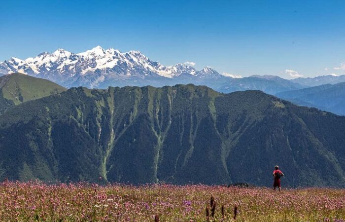 A hiker on the way to Etseri