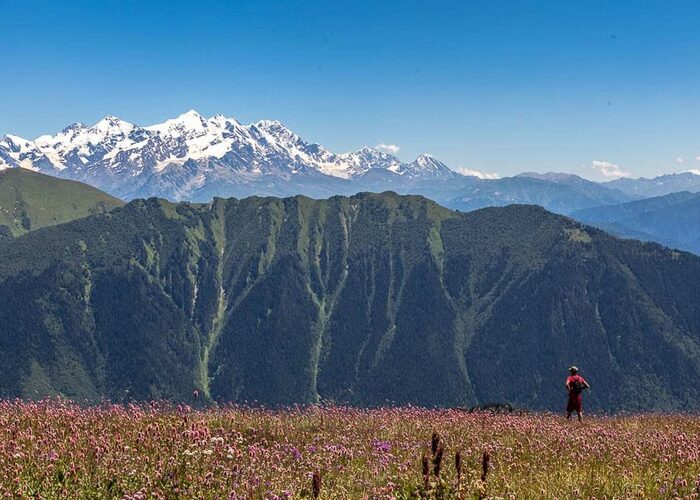 A hiker on the way to Etseri