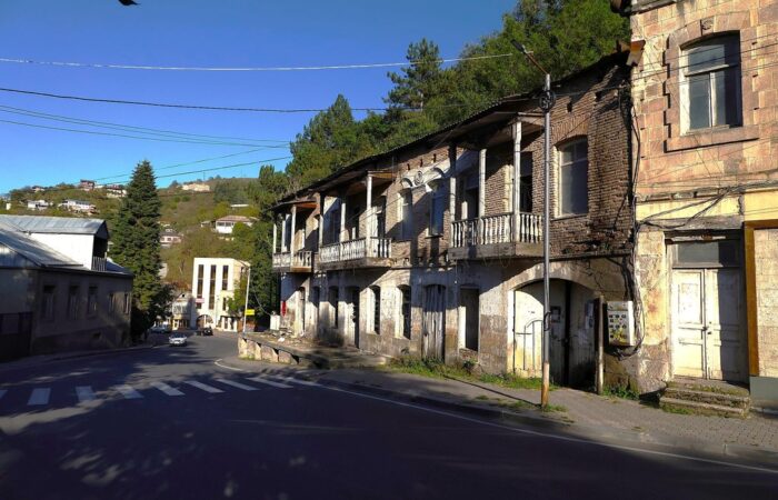 Alte Häuser in Dilischan in Armenien