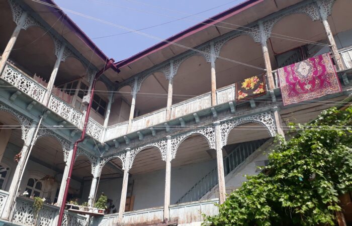 Ein altes Haus in Tiflis mit einem Balkon