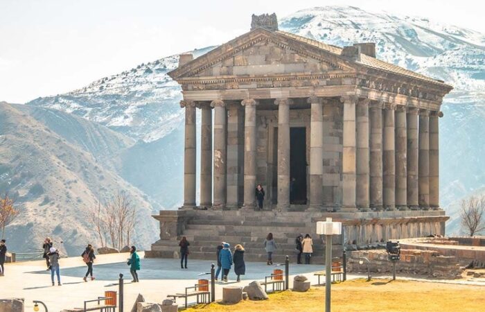Touristengruppe beim Garni Tempel in Armenien