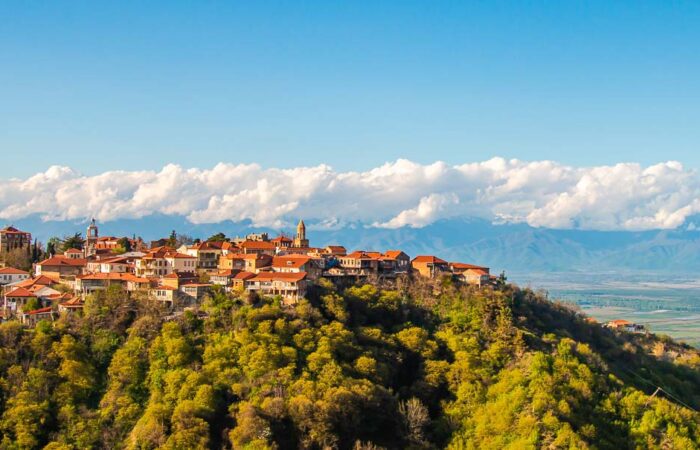 Stadt Sighnaghi mit dem Kaukasus