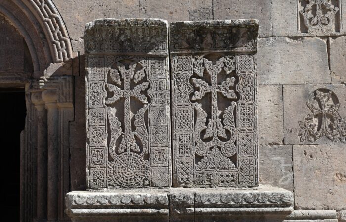 Rundreise in Armenien - Steinkreuze am Goschavank Kloster