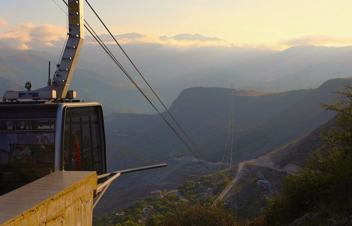 Seilbahn in Tatev beim Sonnenuntergang