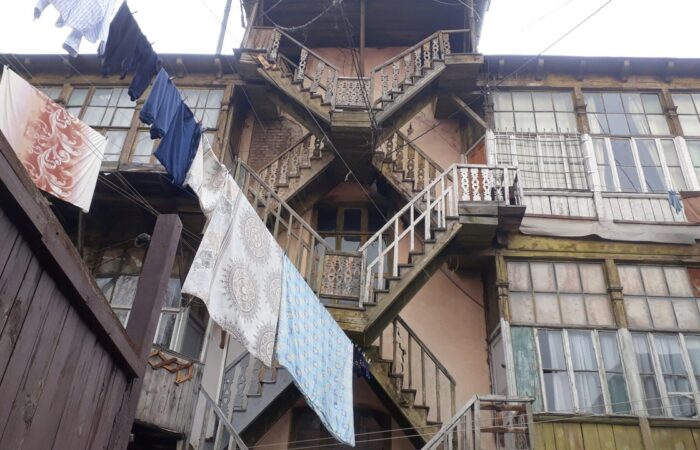 Architektur in Tiflis mit einer holzernen Treppe
