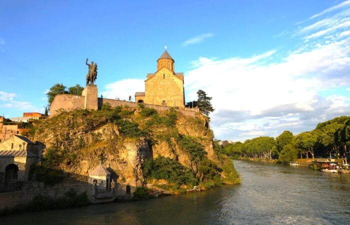 Metekhi Kirche und Gorgasali Denkmal in Tiflis beim Sonnenuntergang