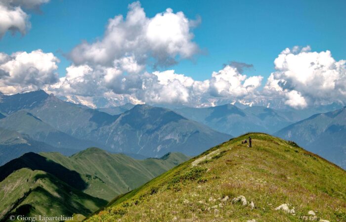 Ein Wanderer beim Trekking von Swanetien nach Samegrelo
