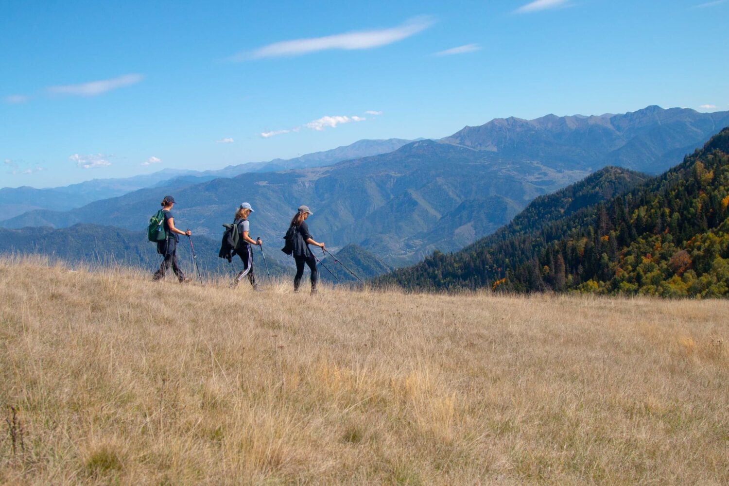 Wanderer beim Wandern im Kaukasus in Bordschomi