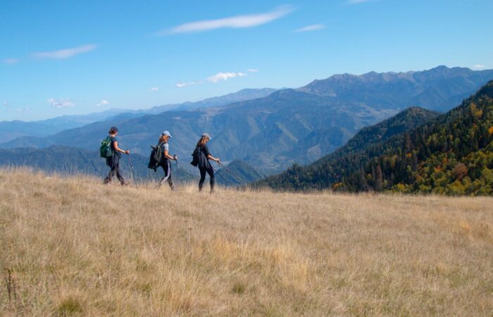 Wanderer beim Wandern im Kaukasus in Bordschomi