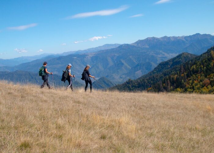 Wanderer beim Wandern im Kaukasus in Bordschomi