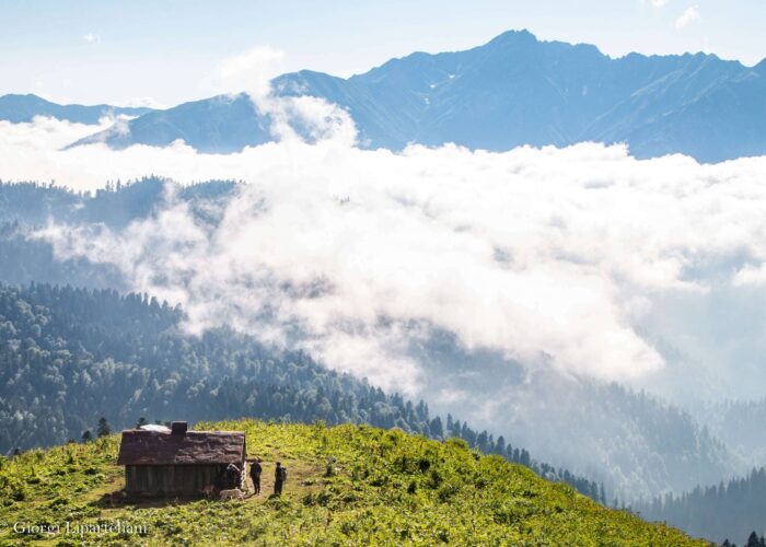 Two hikers at the shepherd's hut in Lebarde