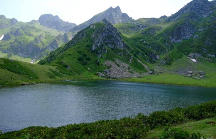 Ein See in den Bergen von Lebarde