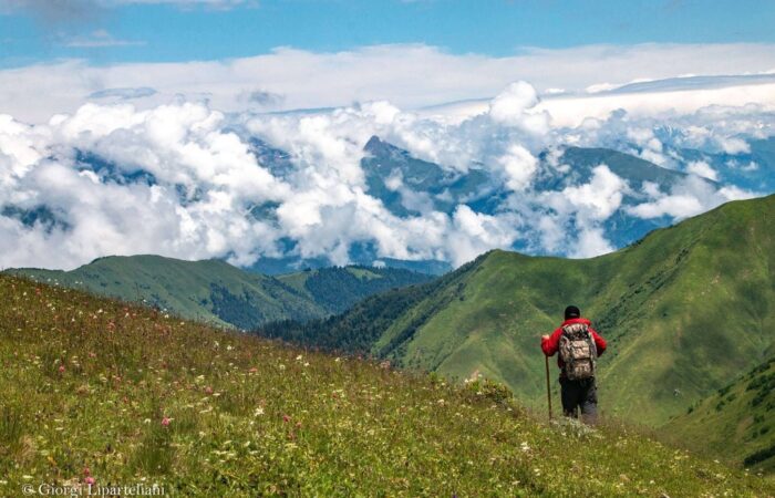 Ein Wanderer beim Trekking von Swanetien nach Samegrelo