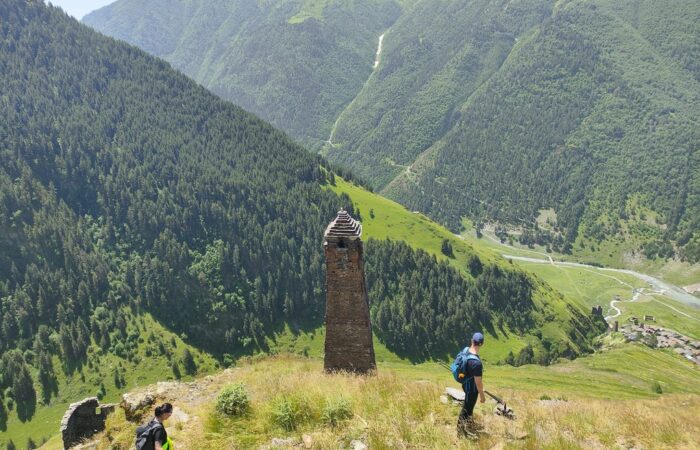 Die Wanderer beim Wandern Tuschetien im Dorf Botschorna
