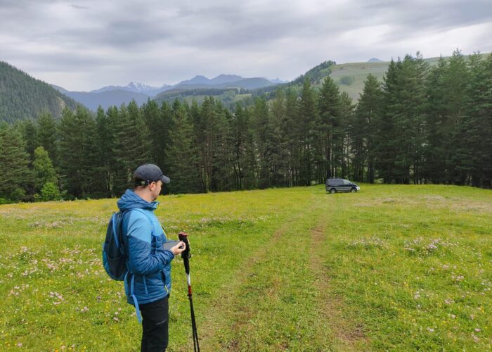 A hiker at the beginning of the hike