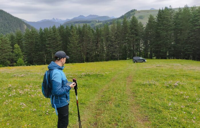 Ein Wanderer am Anfang der Wanderung