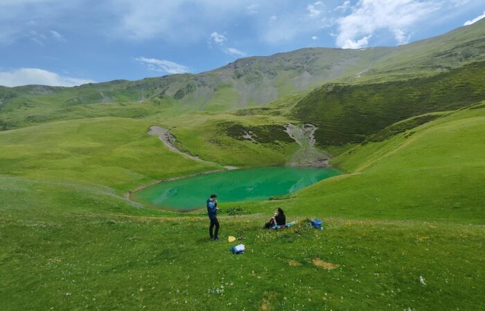 Touristen beim Wandern am Oreti See