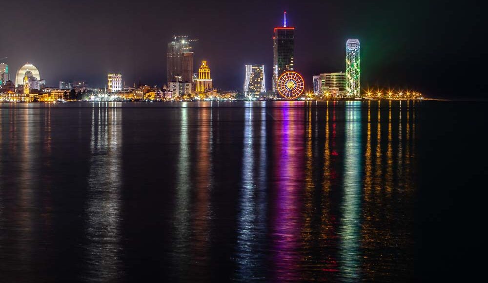 Stadt Batumi in der Nacht