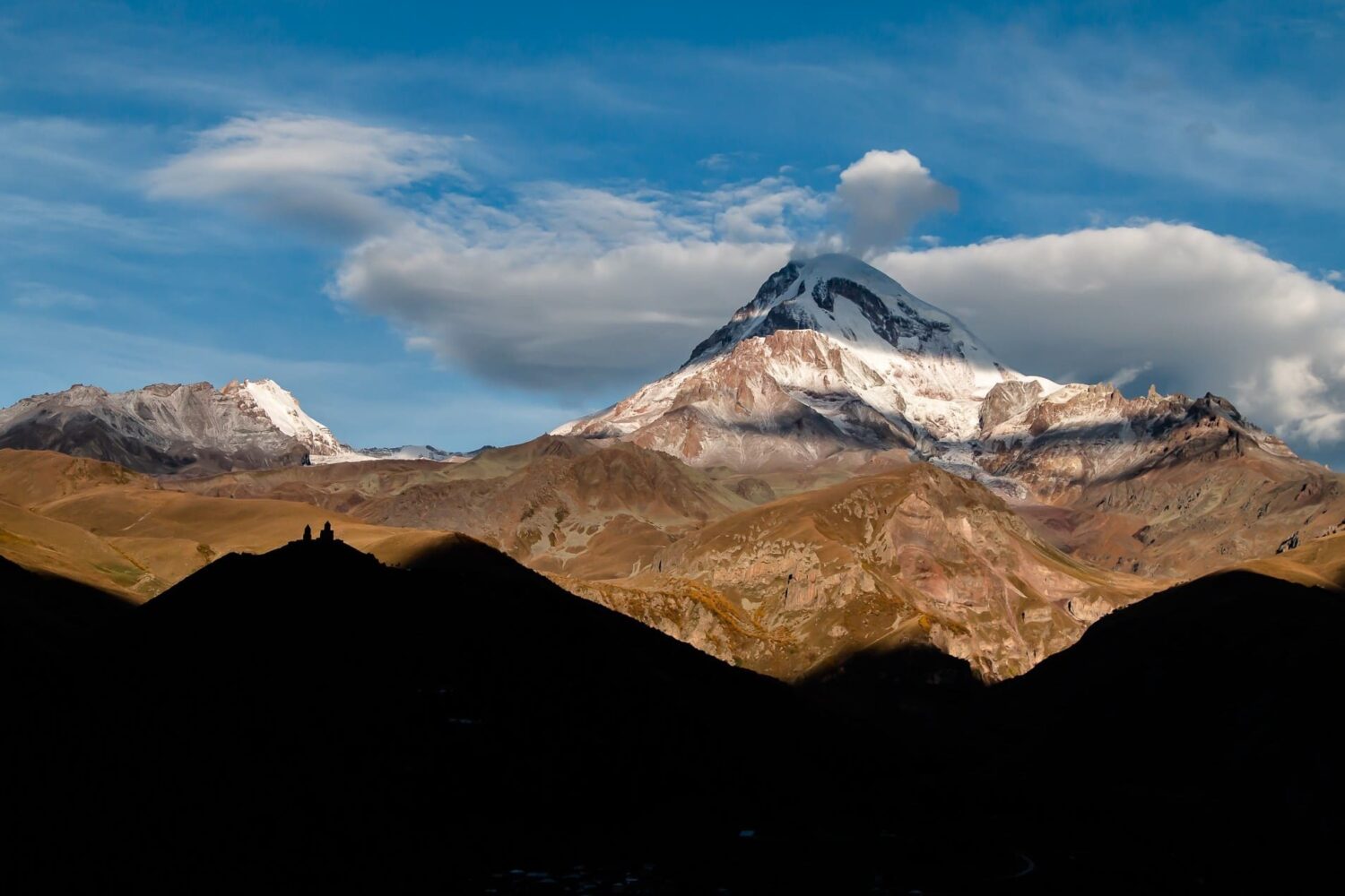 Gergeti Kirche und Kazbek Berg in Stapantsminda