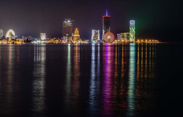 Beleuchtete Stadt Batumi bei Nacht