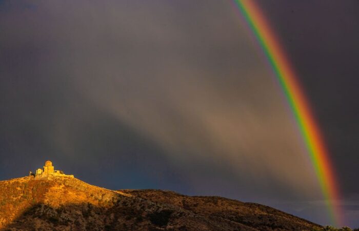 Dschwari Kirche in Mtskheta mit einem Regenbogen