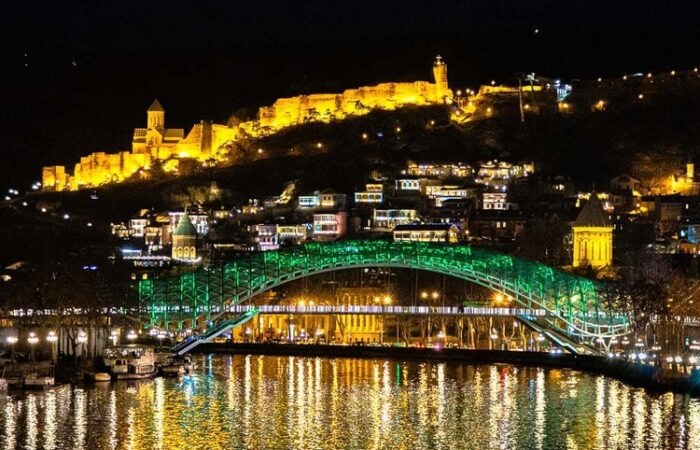 Fridensbrücke und Altstadt Tfilis bei Nacht