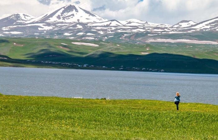 Ein Toursit auf selbstfahrerreise in Georgien am Paravani See