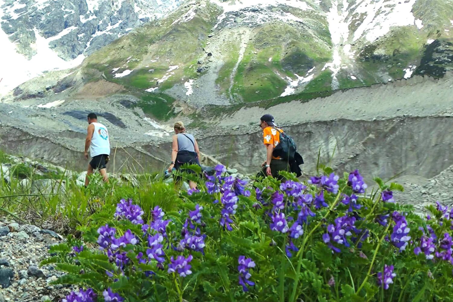Touristen am Schchara Tal in Uschguli