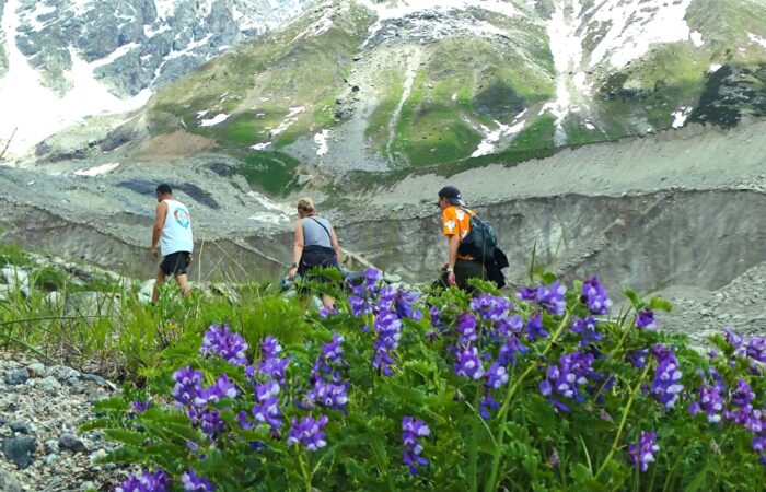 Touristen am Schchara Tal in Uschguli