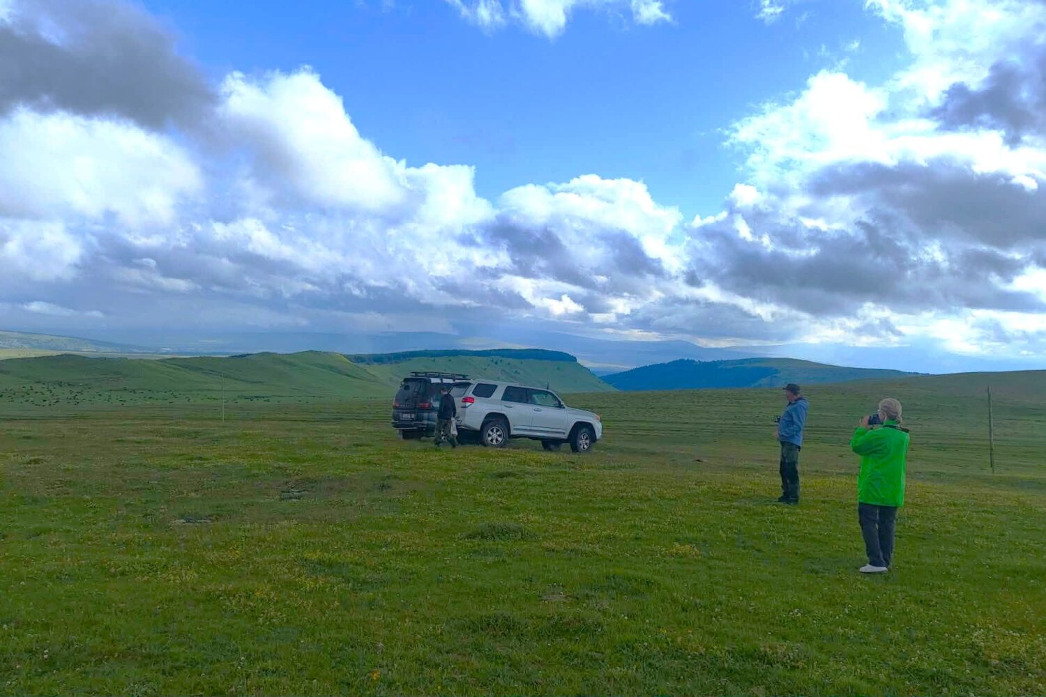 Touristen auf der Familienreise in Georgien