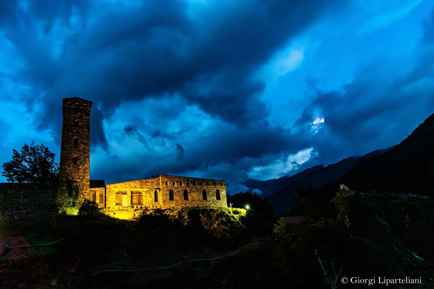 Wehrturm in Lentekhi bei einer Nacht