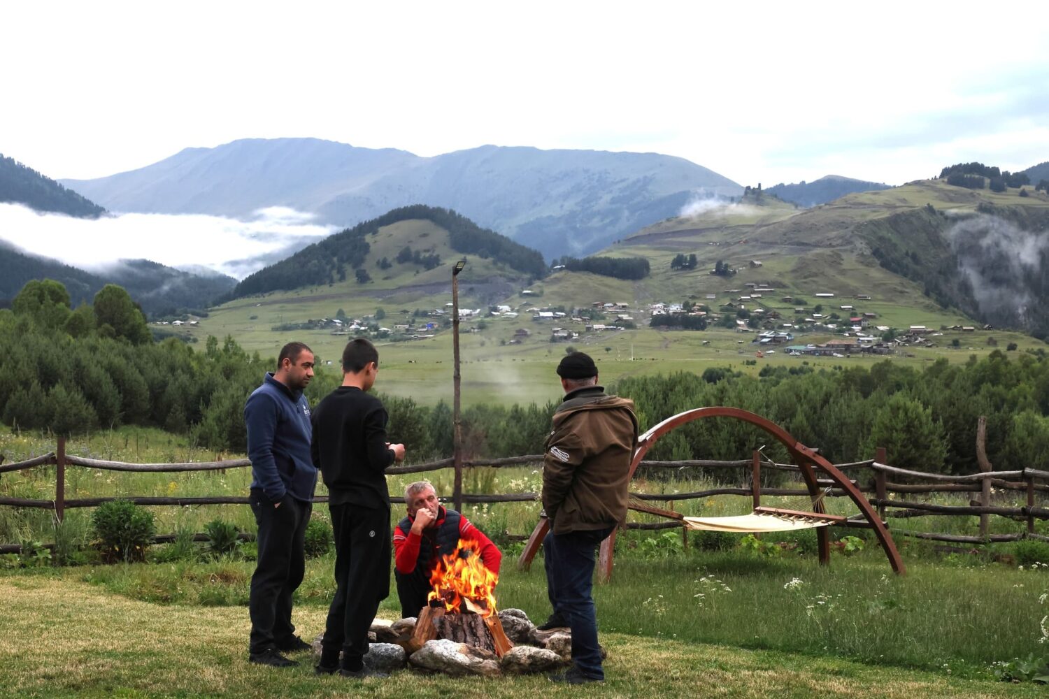 Touristen am Feuer in Omalo auf der Familienreise in Georgien