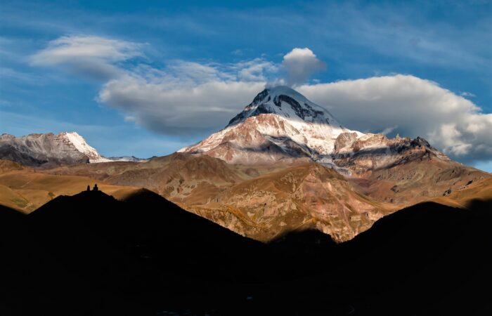 Dreifaltigkeitskirche -Blick zur Kirche mit dem Mkinvari Berg