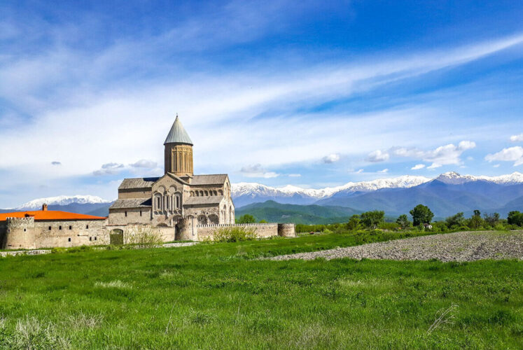 Alaverdi Kloster – Kurzreisen in Georgien Alaverdi Kloster mit dem Hintergrund von Kaukasus