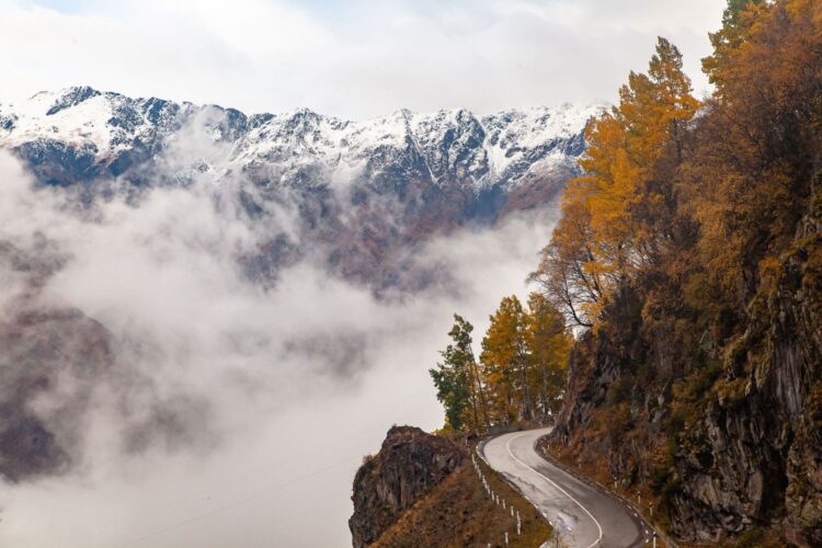 Weg in Kazbek – Fotoreisen in Georgien Herbst in Stepantsminda