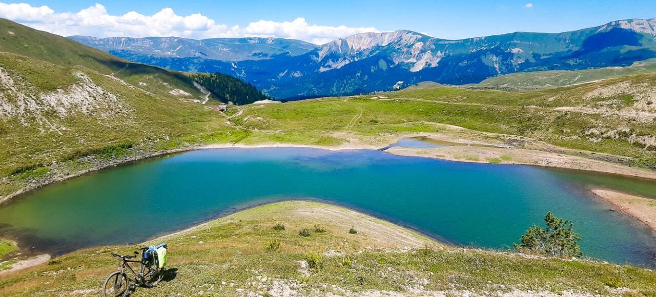 Ein Bergsee in Region Adscharien