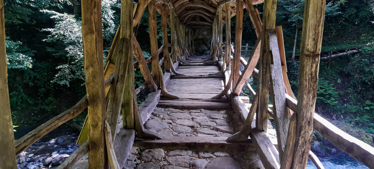 Alte Holzbrücke in Region Adscharien