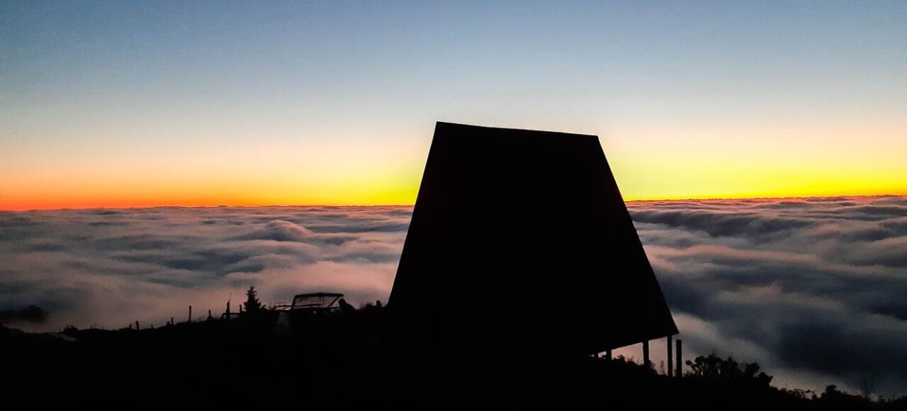 Eine Hütte auf dem Gomi Berg in Region Gurien